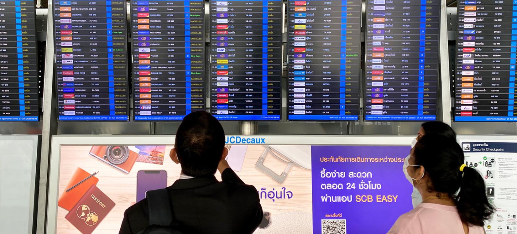 Turistas, como estes no aeroporto de Bangkok, ainda enfrentam muitas restrições de viagem devido às medidas de controle da pandemia.