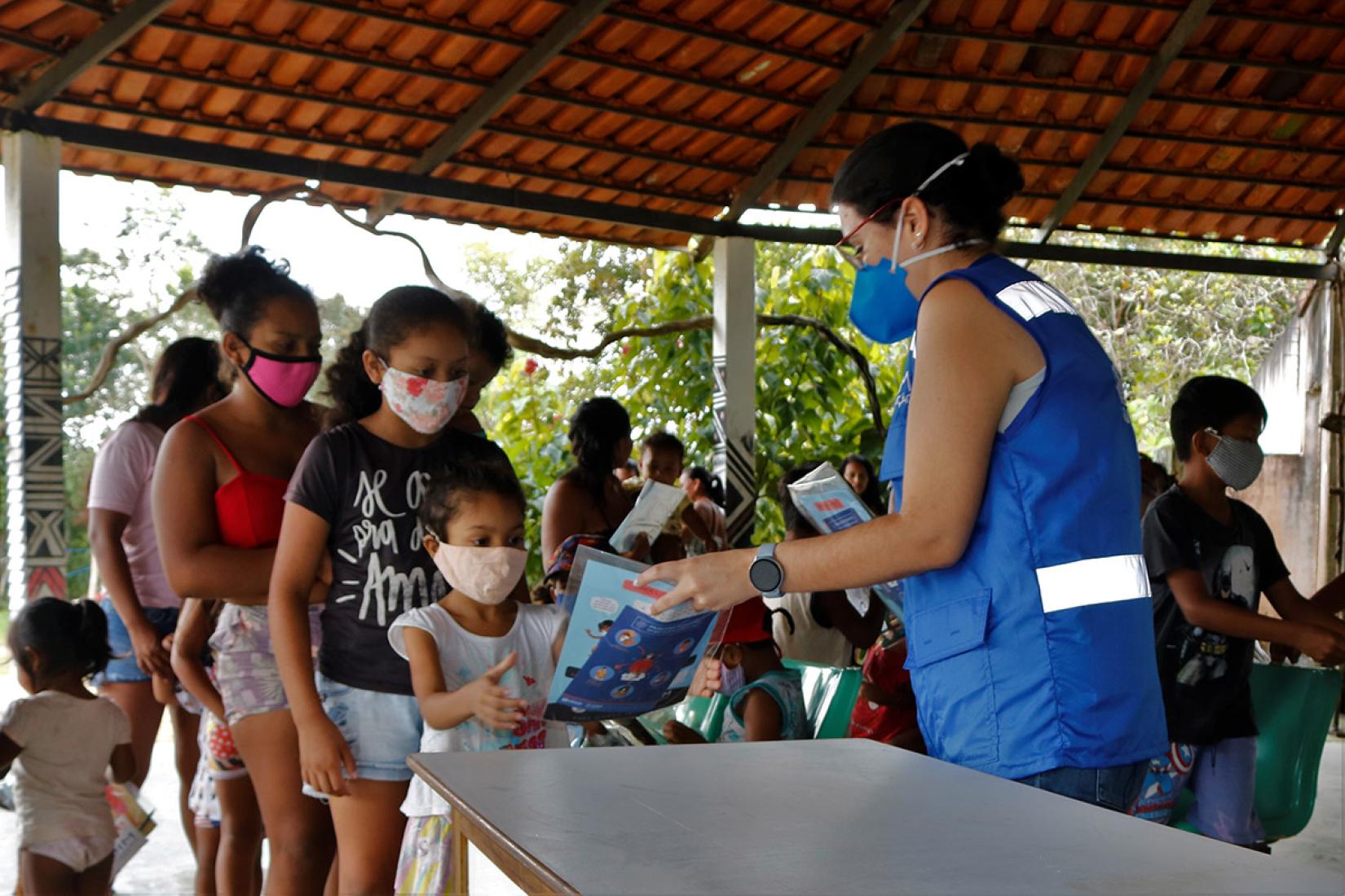 Mais de 3 mil crianças no Amazonas e em Roraima receberam a cartilha lúdica desenvolvida pela OIM em parceria com professores indígenas.