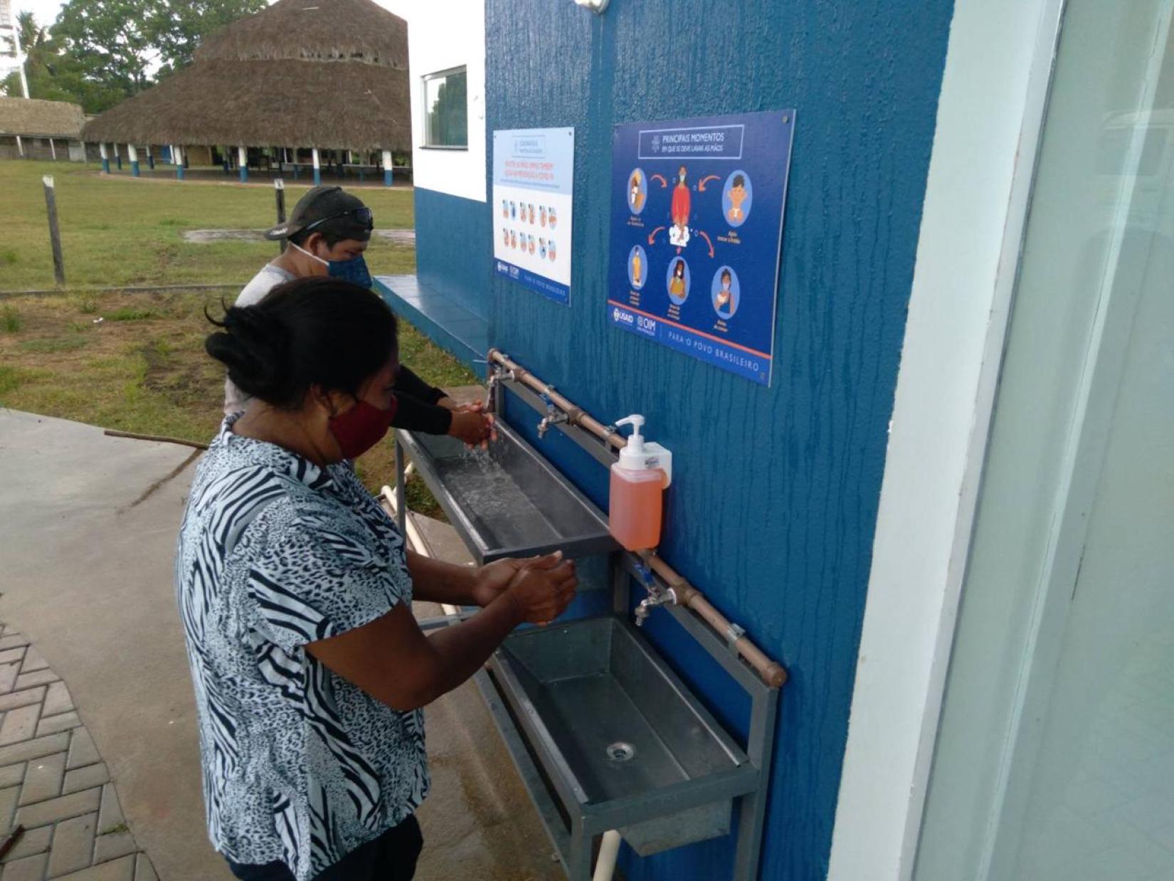 A OIM instalou 20 estações de lavagem de mãos em diferentes comunidades indígenas, em comunidades rurais, na cidade de Bonfim, em área rural de Caracaraí e no perímetro urbano de Rorainópolis. 