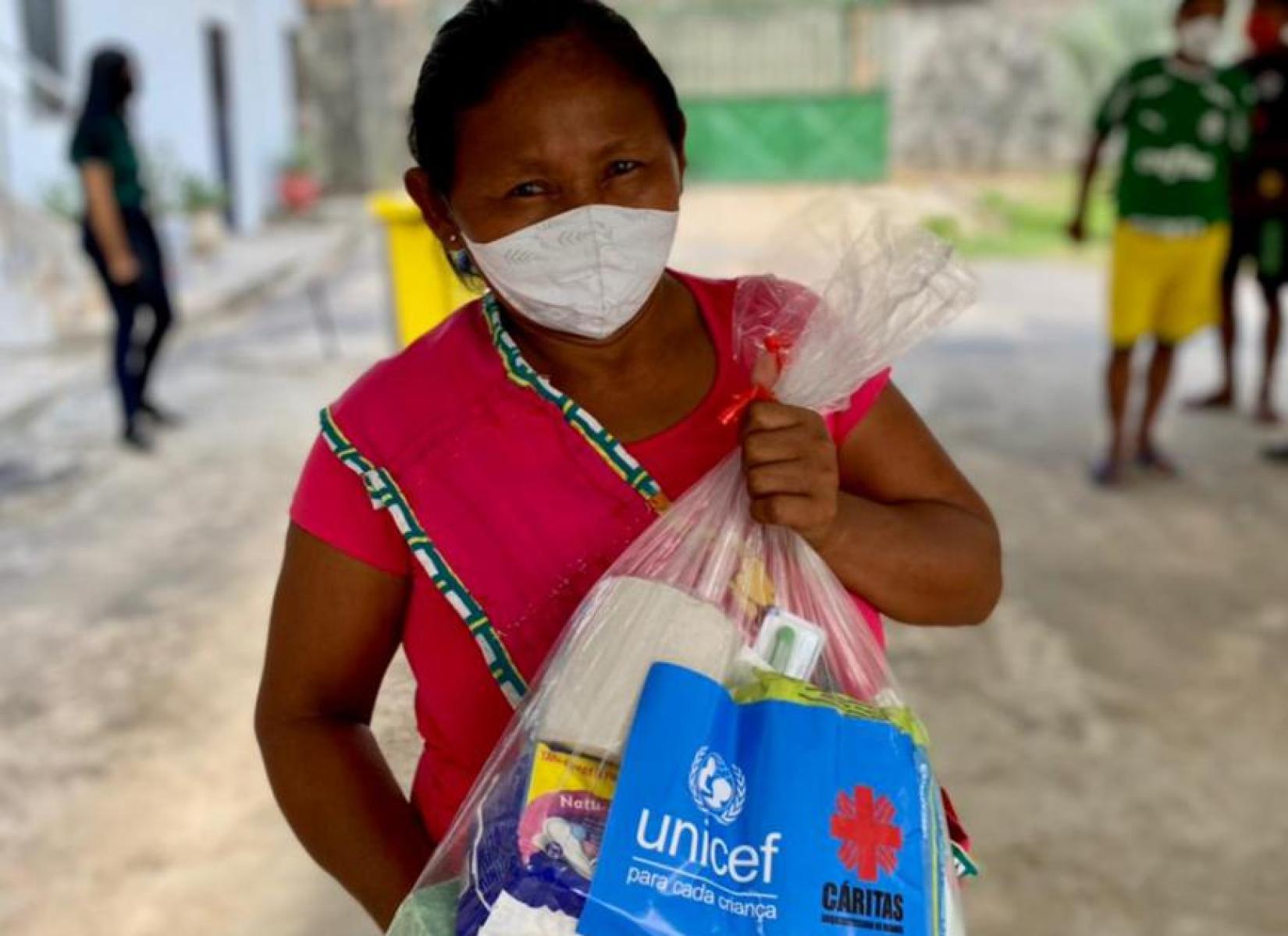 Migrante venezuelana recebe o kit doado pela UNICEF