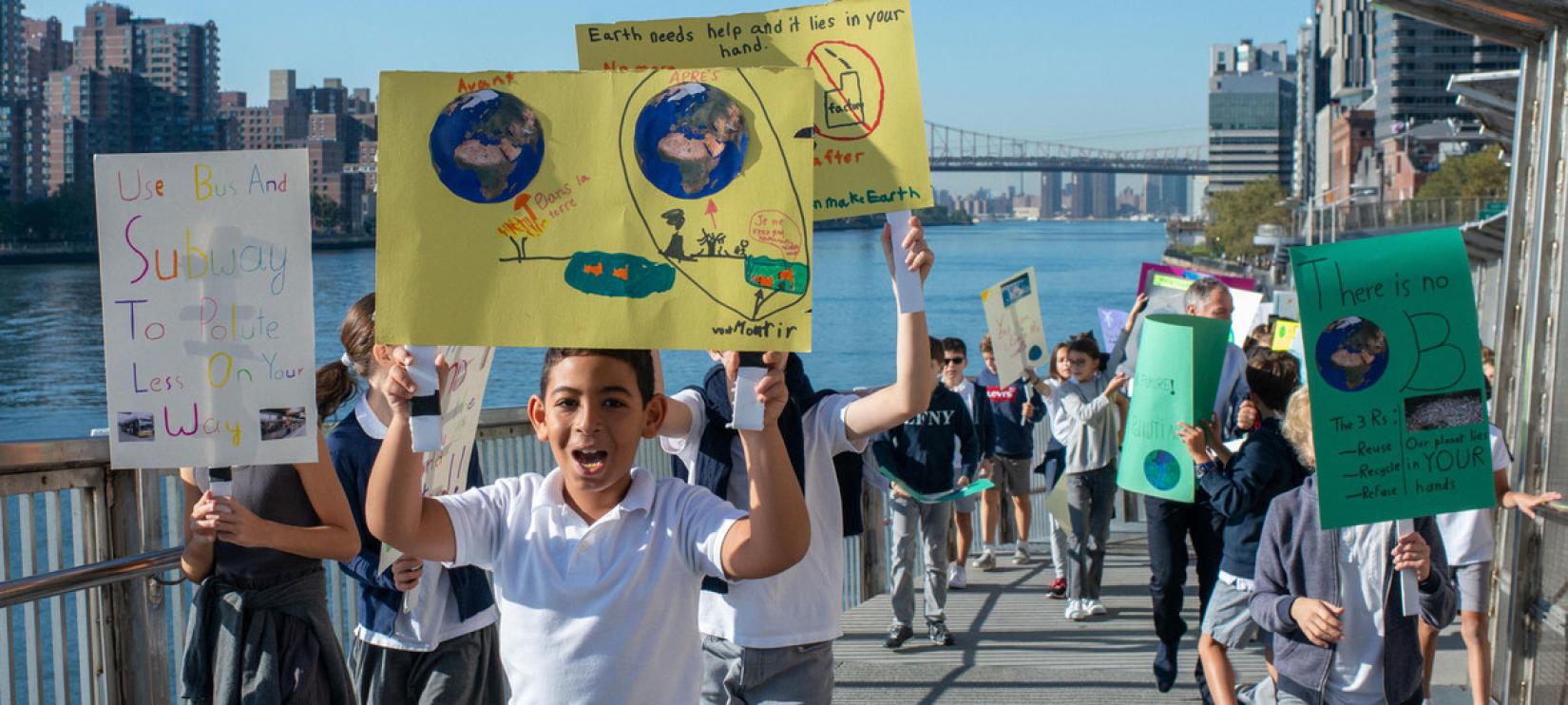 Estudantes da Escola Francesa de Nova York protestam contra a mudança climática no bairro Upper East Side. 