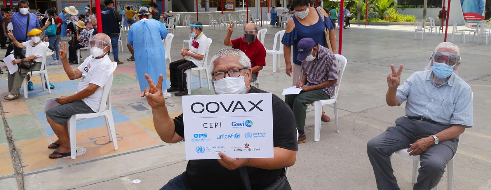 Os idosos estão entre os primeiros peruanos a receber vacinas contra a COVID-19 em um posto de vacinação em Lima, Peru.