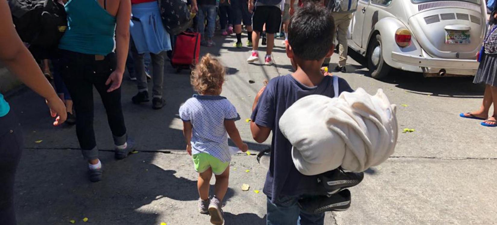 Crianças estão entre os migrantes da América Central que caminham em direção à fronteira entre o México e os Estados Unidos.