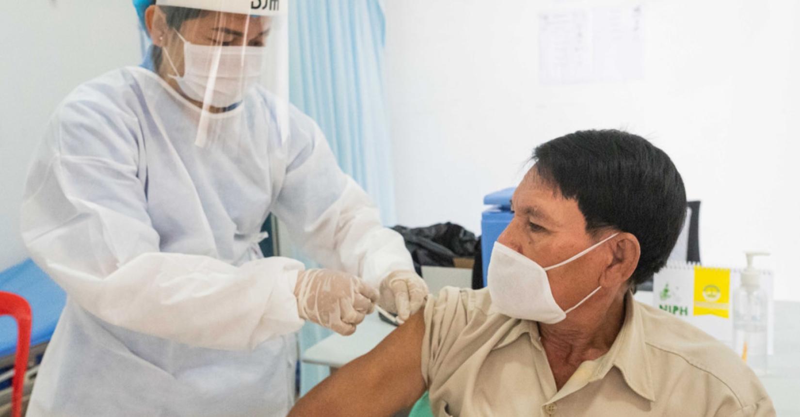 Em março, equipes do UNICEF e OMS visitaram hospitais em Phonom Penh, capital do Camboja, para avaliar o progresso da vacinação contra a COVID-19, que está sendo feita através do COVAX.