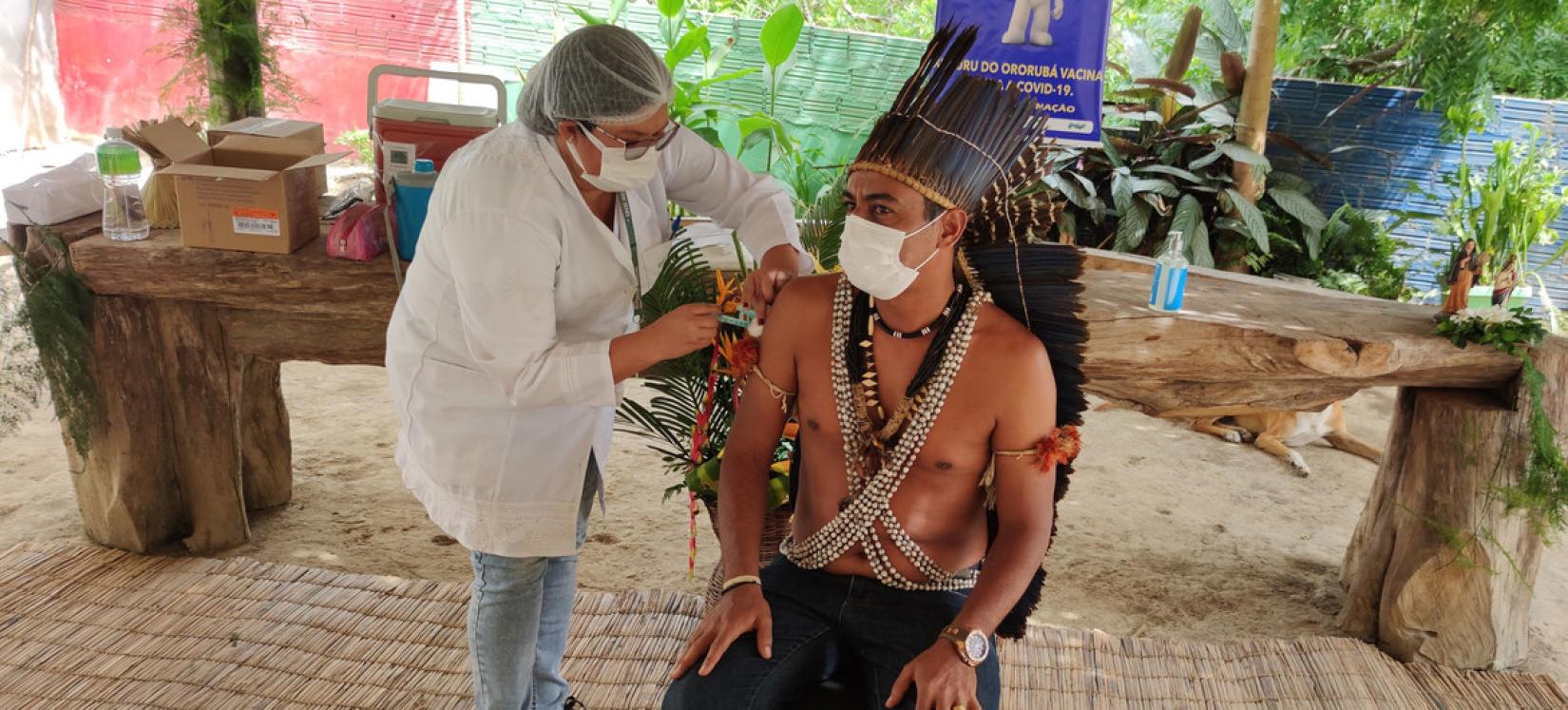 Indígena recebe a vacina contra a COVID-19 no Brasil
