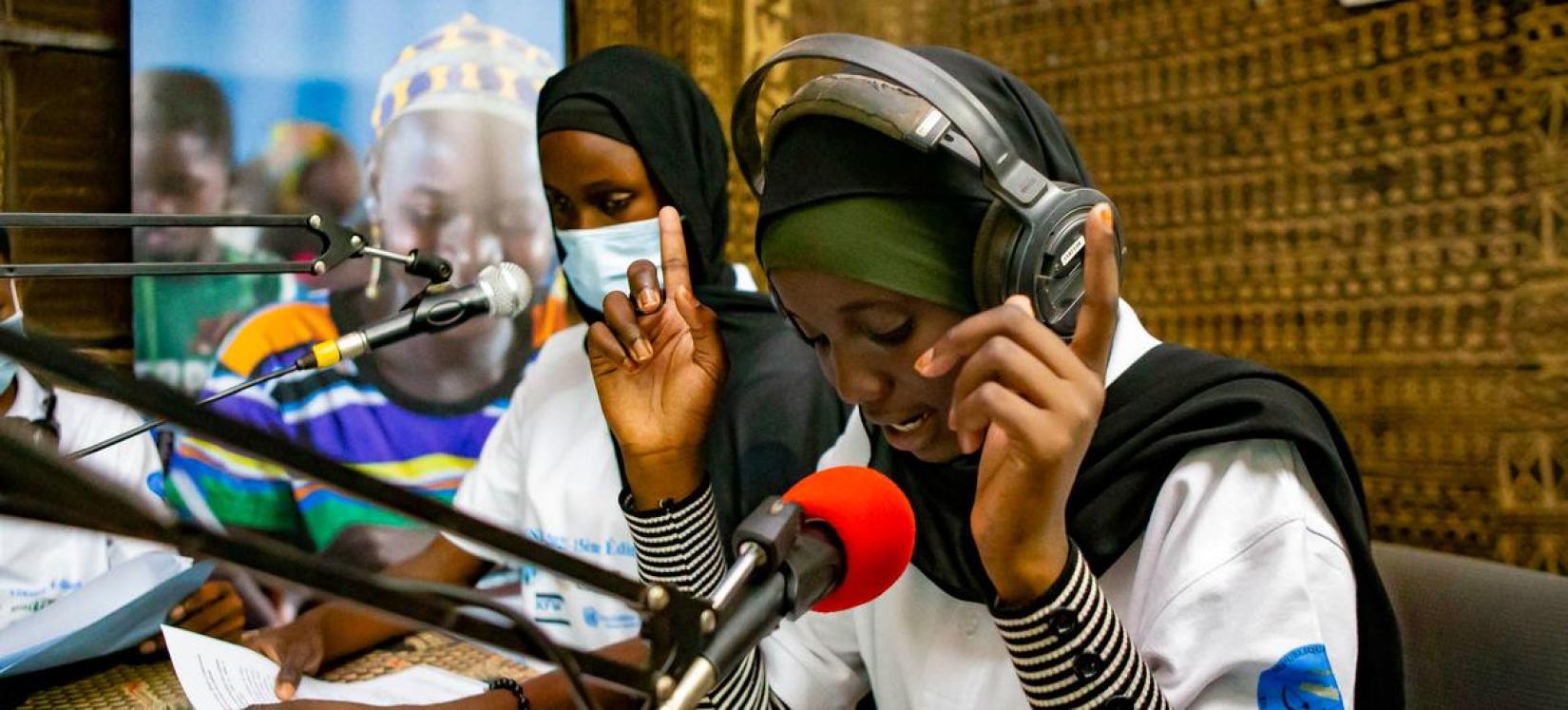Um jovem jornalista de Timbuktu apresenta o noticiário da noite na rádio Jamana em Koulikoro, Mali.