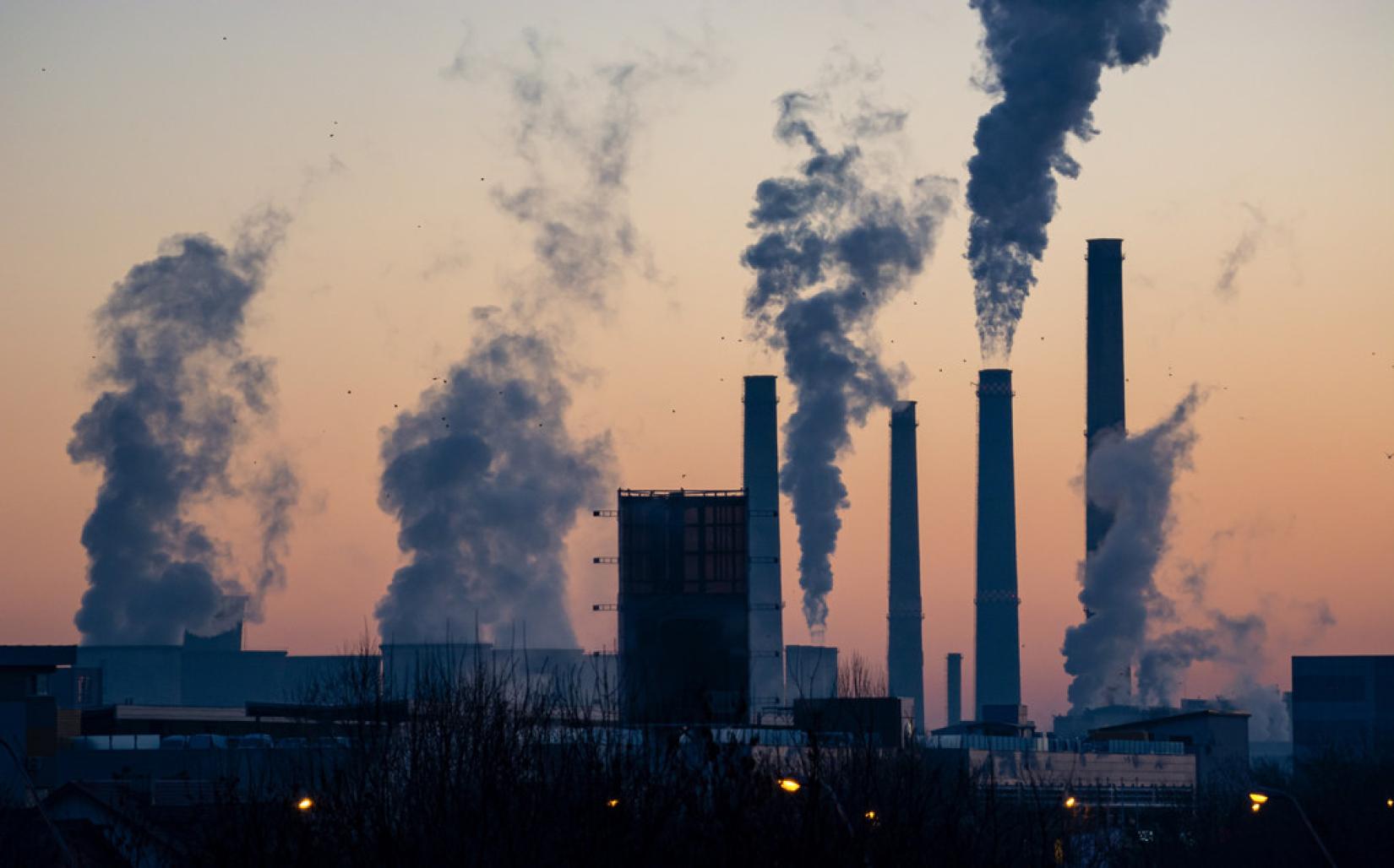 usinas de combustível fóssil despejam fumaça no ar