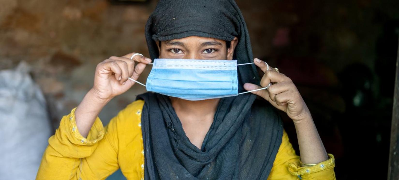 Mulher com máscara facial em Rajasthan, Índia.