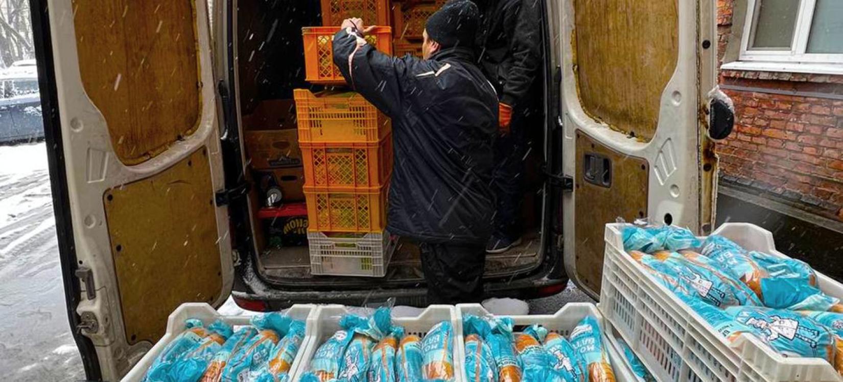 Pães de uma padaria contratada pelo WFP são entregues a hospitais em Kharkiv, Ucrânia.