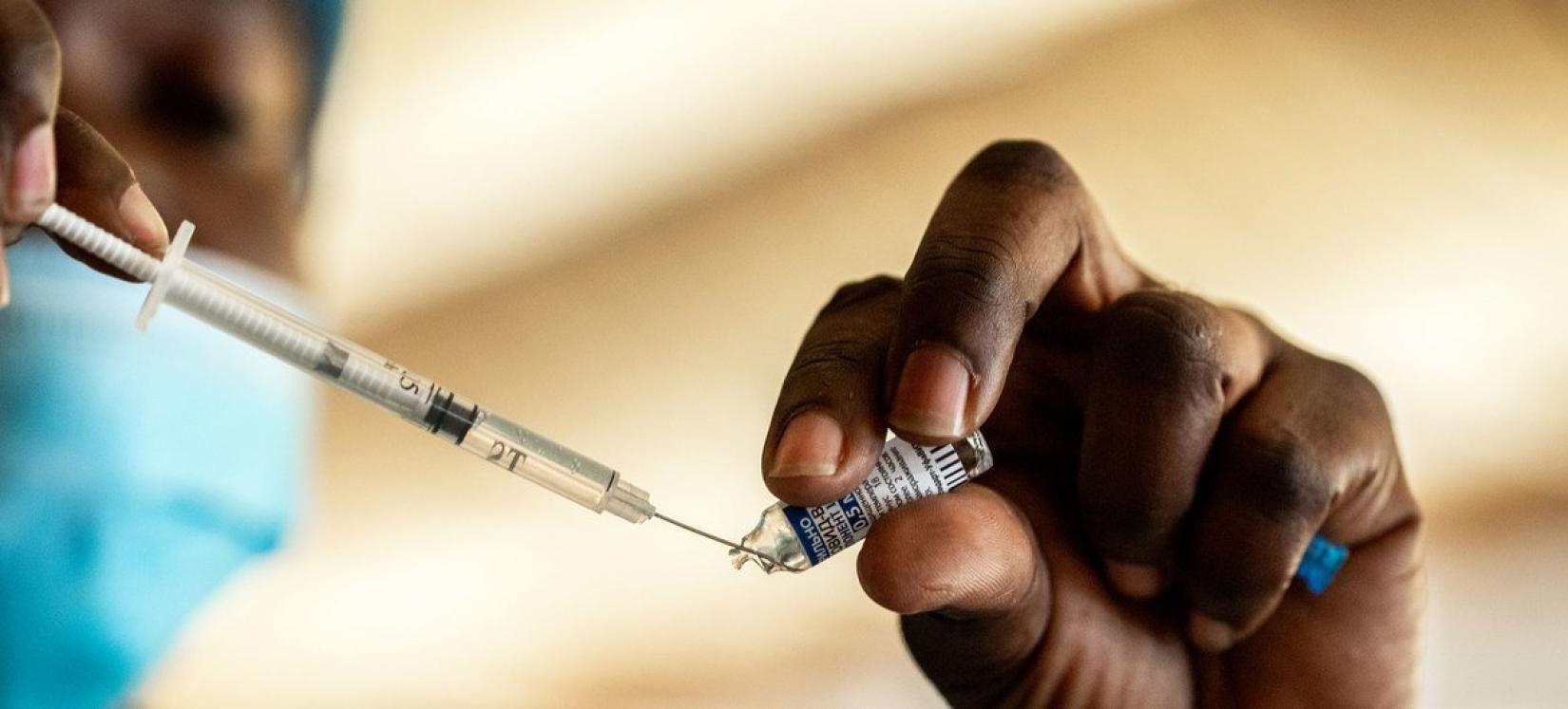 Profissional de saúde prepara aplicação de vacina contra a COVID-19 em Luanda, Angola.