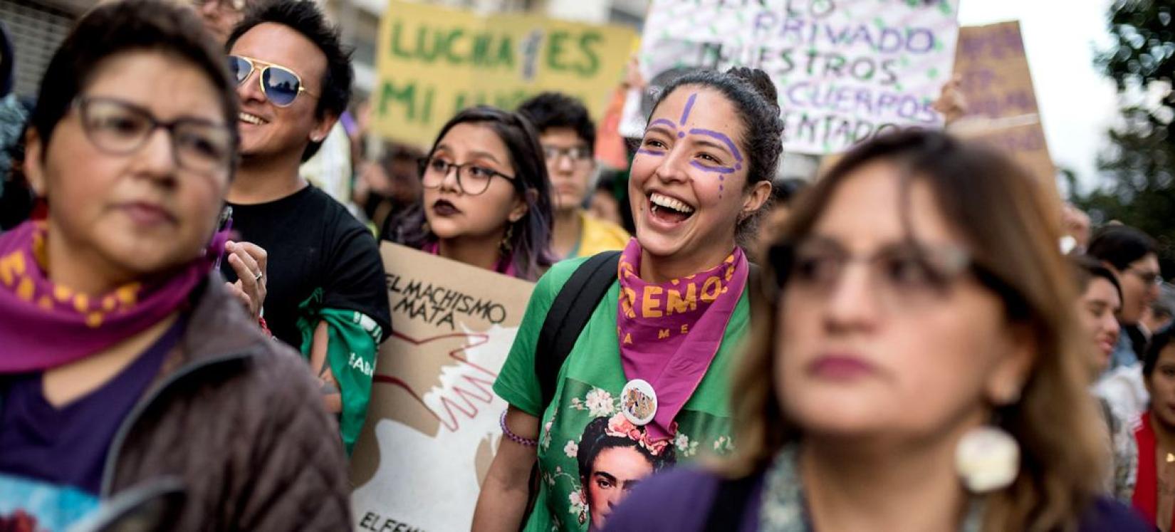 Ativistas participam de marcha contra a violência de gênero no Equador.