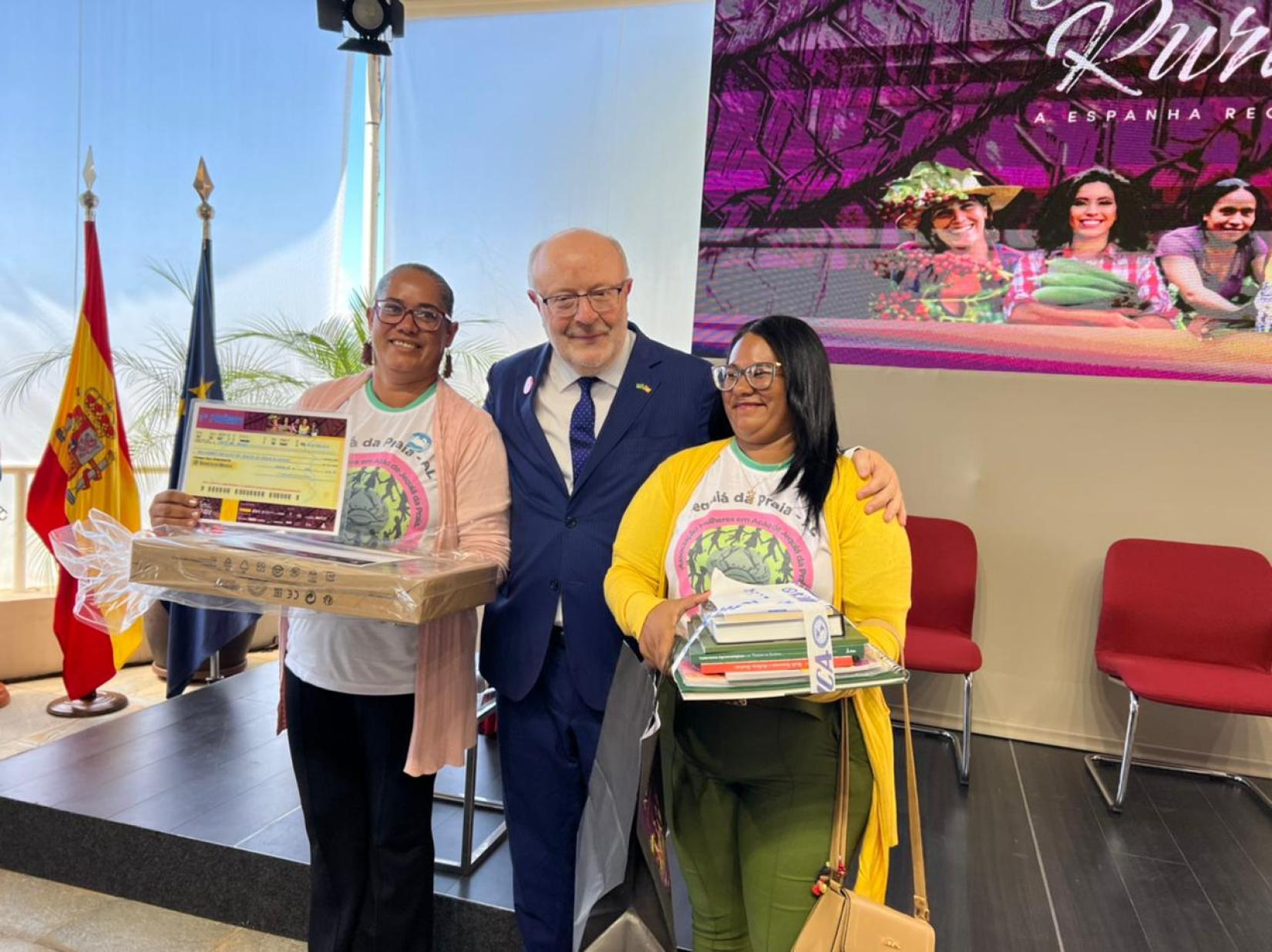 O embaixador da Espanha, Fernando Garcia Casas, entrega o prêmio de primeiro lugar às representantes do projeto Mulheres em Ação de Jequiá da Praia.