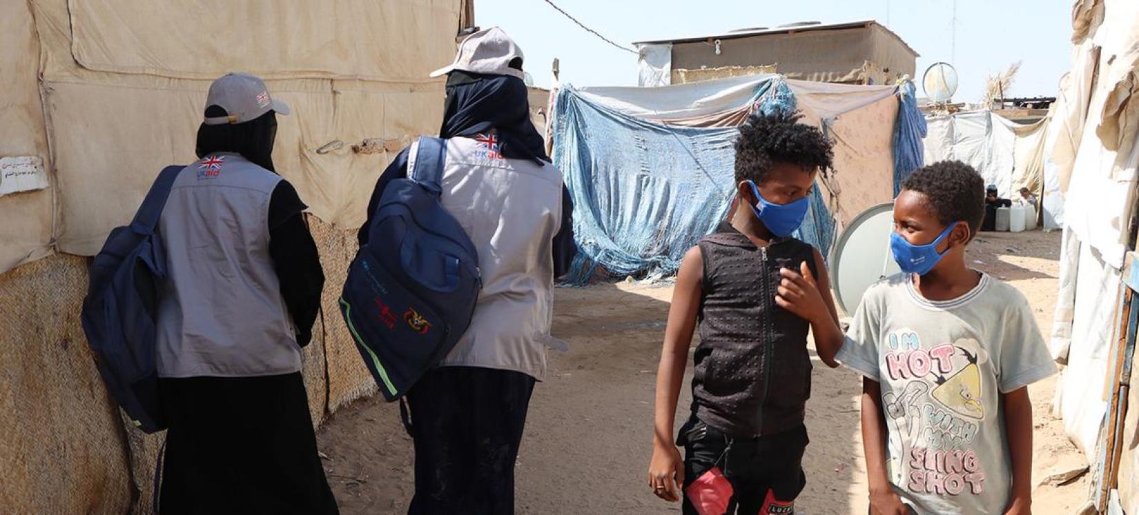 No Iêmen, trabalhadores comunitários explicam os perigos da COVID-19 e a importância de tomar a vacina.
