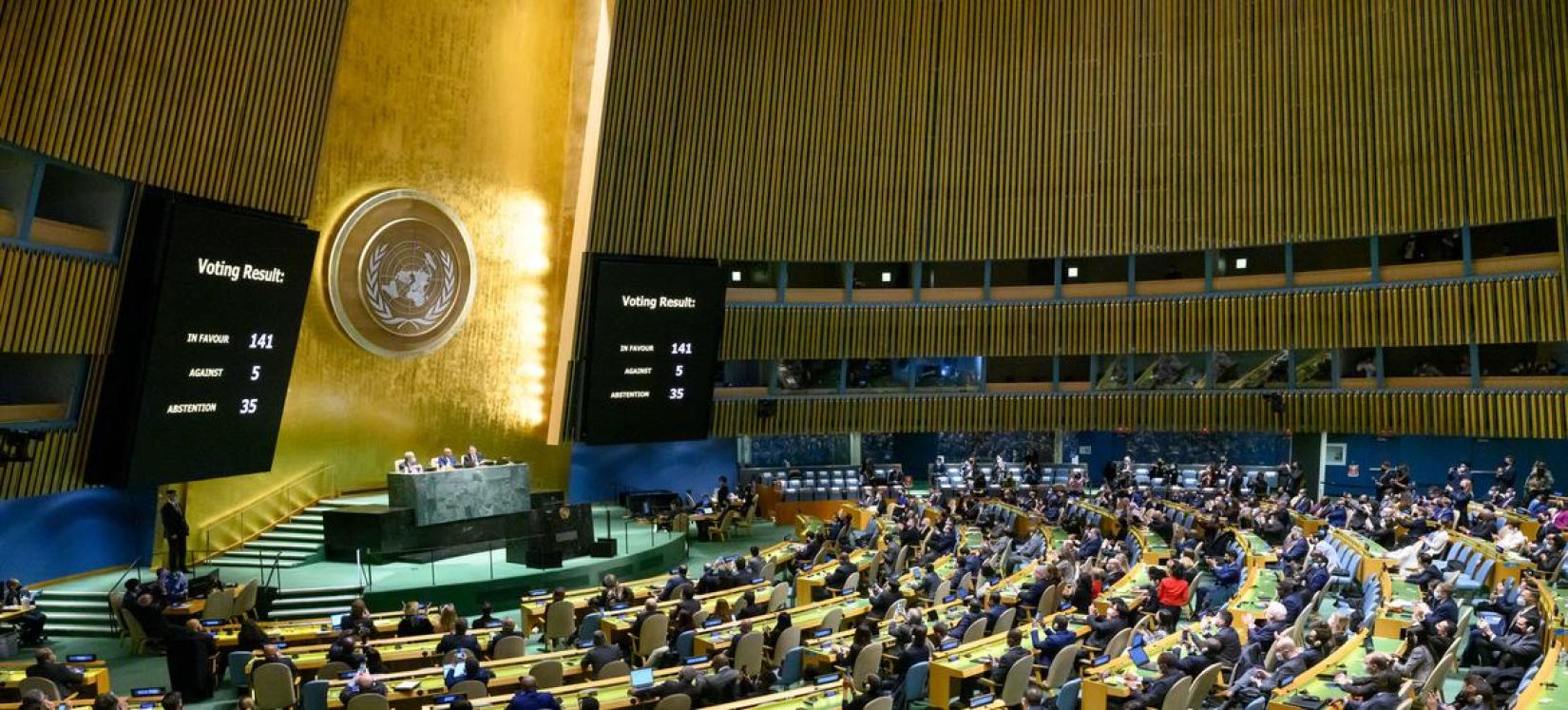 Assembleia Geral da ONU adota resolução deplorando a agressão da Rússia contra a Ucrânia em violação da Carta da ONU