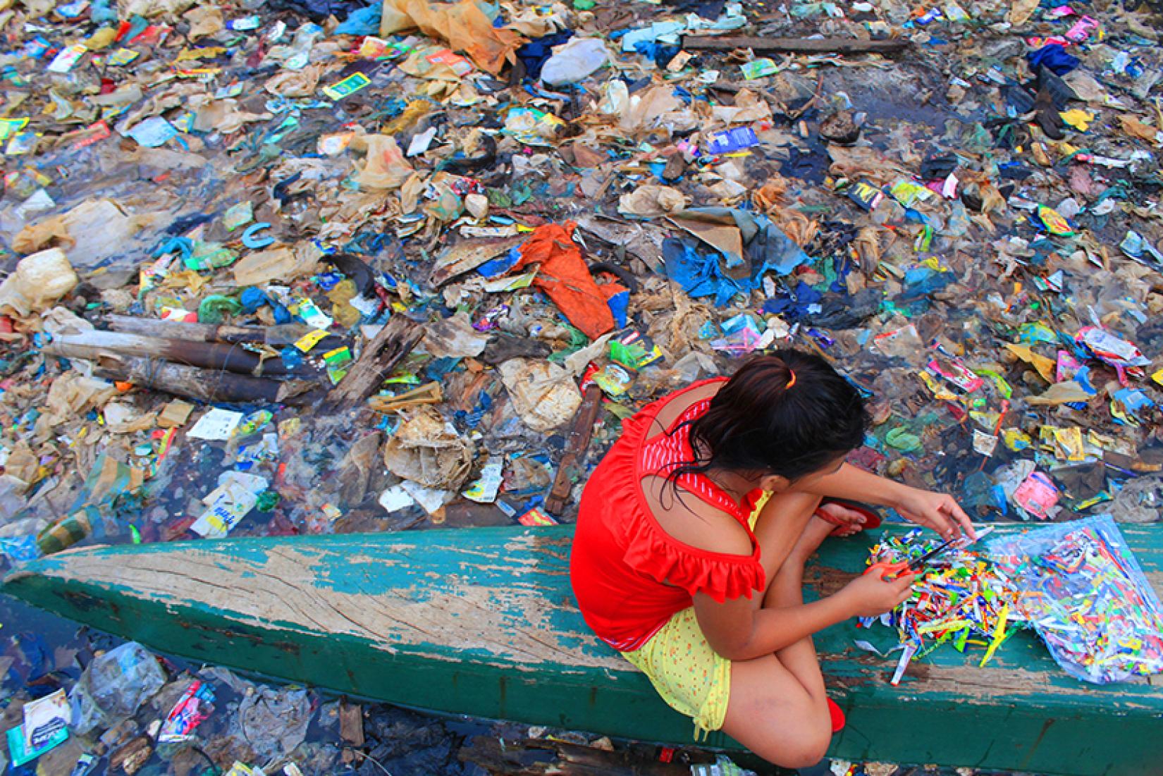 A foto “Mar de lixo”, da jovem filipina Prince Loyd Besorio, ficou em segundo lugar no concurso. 