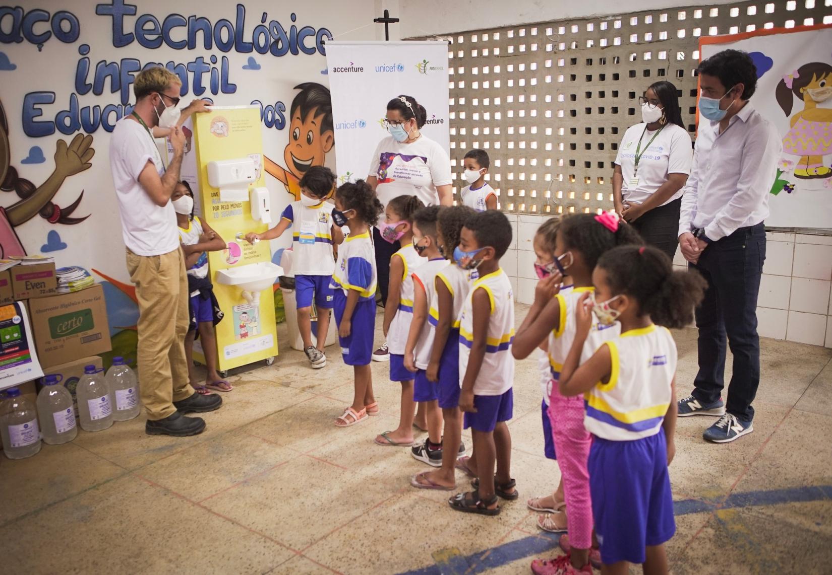 Segundo o Ministério da Educação, as escolas públicas brasileiras ficaram fechadas por 287,4 dias em média (aproximadamente 9,5 meses) durante a pandemia de COVID-19.