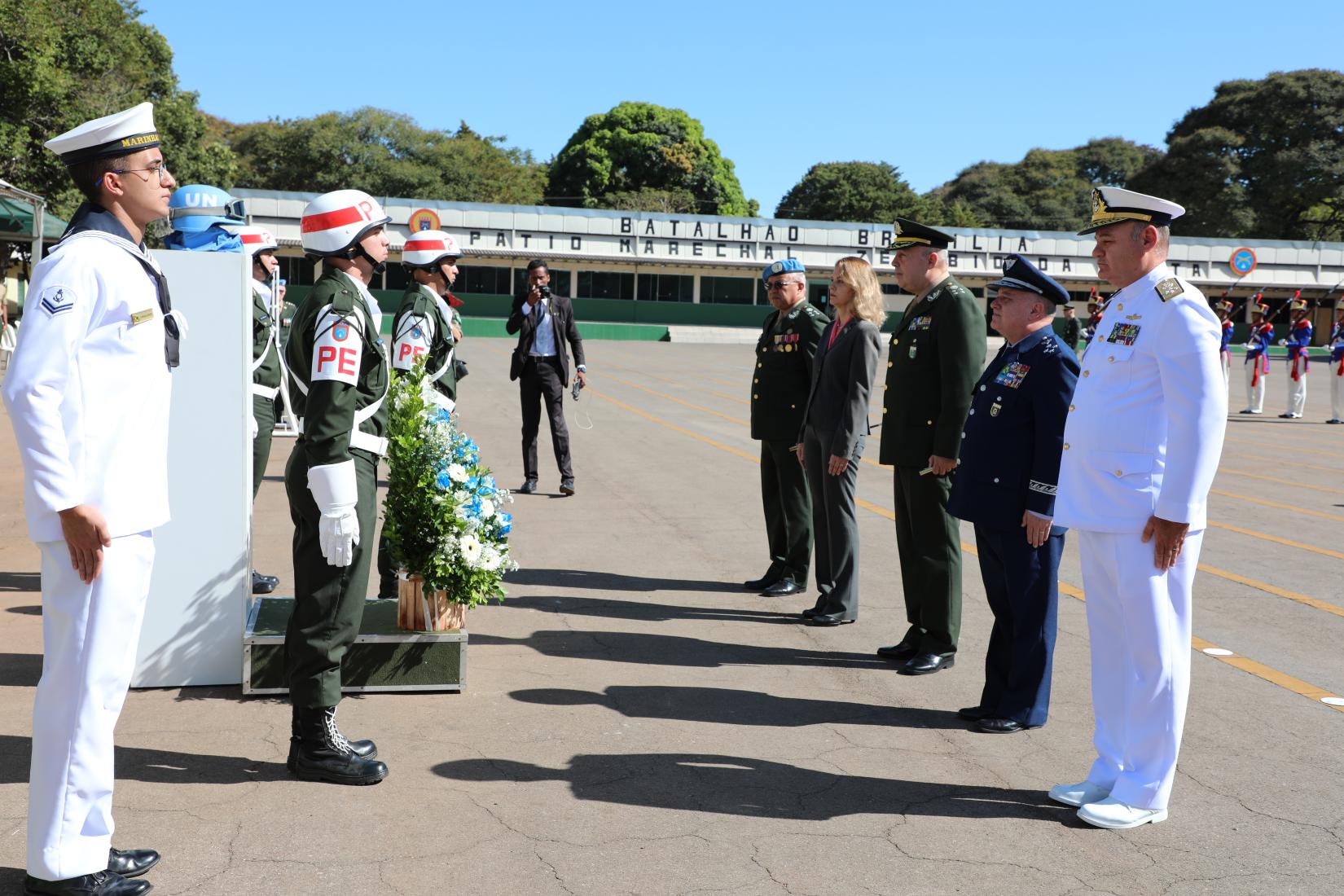 Oficiais brasileiros e a coordenadora residente da ONU homenagearam com flores os trabalhadores das Forças de Paz que morreram em serviço, inclusive 42 brasileiros.
