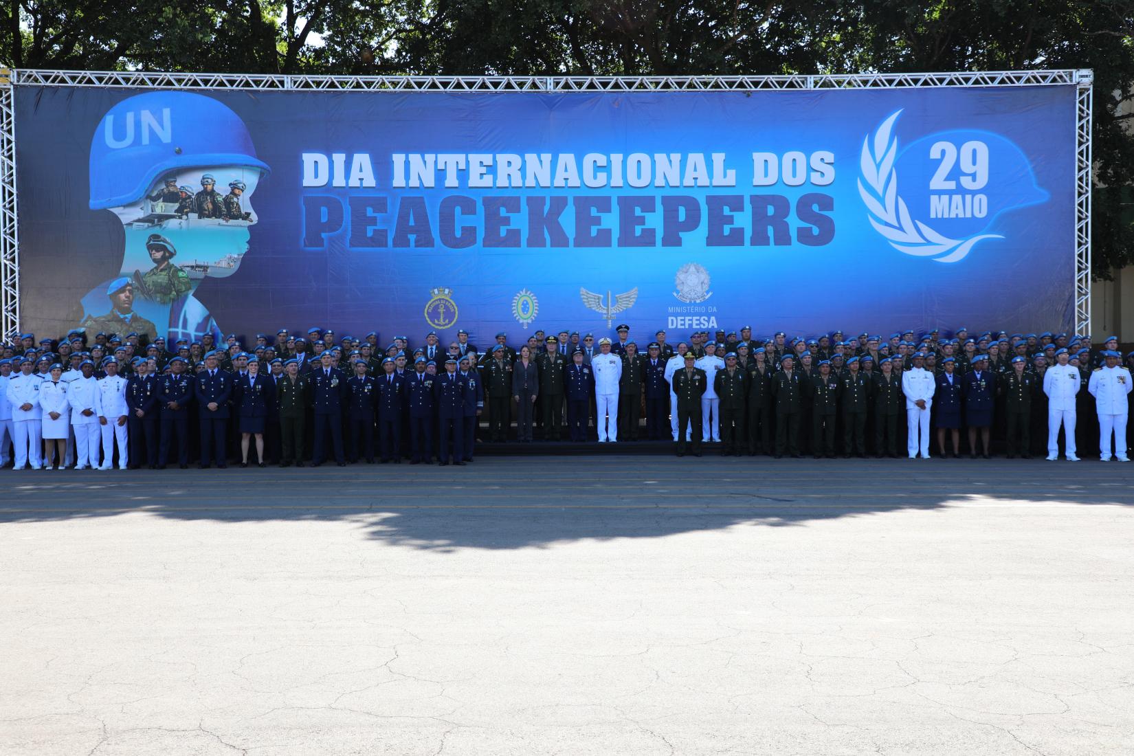 Oficias do Exército, da Marinha e da Força Aérea, autoridades nacionais e a coordenadora residente da ONU prestam homenagem Trabalhadores das Forças de Paz.
