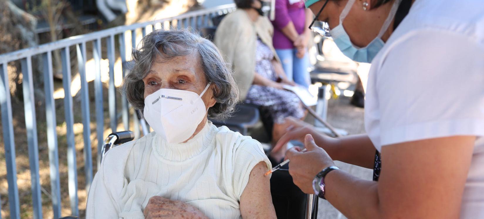 Mulher idosa é vacinada contra COVID-19 na Costa Rica.