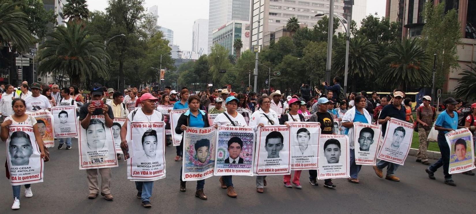Protesto na Cidade do México sobre o caso da escola rural de Ayoitzinapa frequentada pelos 43 estudantes desaparecidos.