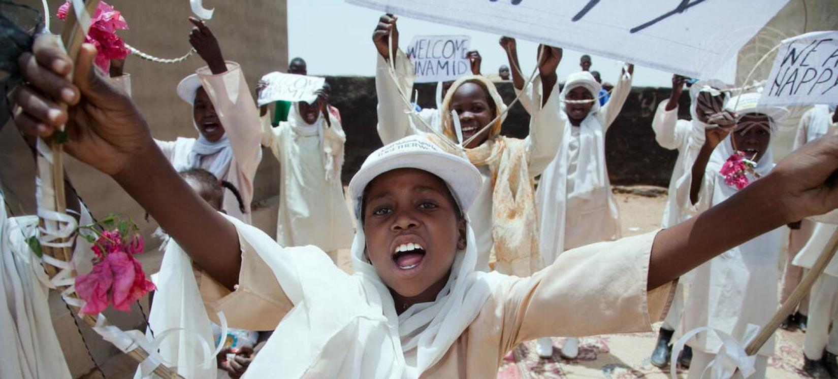 Crianças no campo de Abu Shouk para deslocados internos em Darfur do Norte, Sudão. 