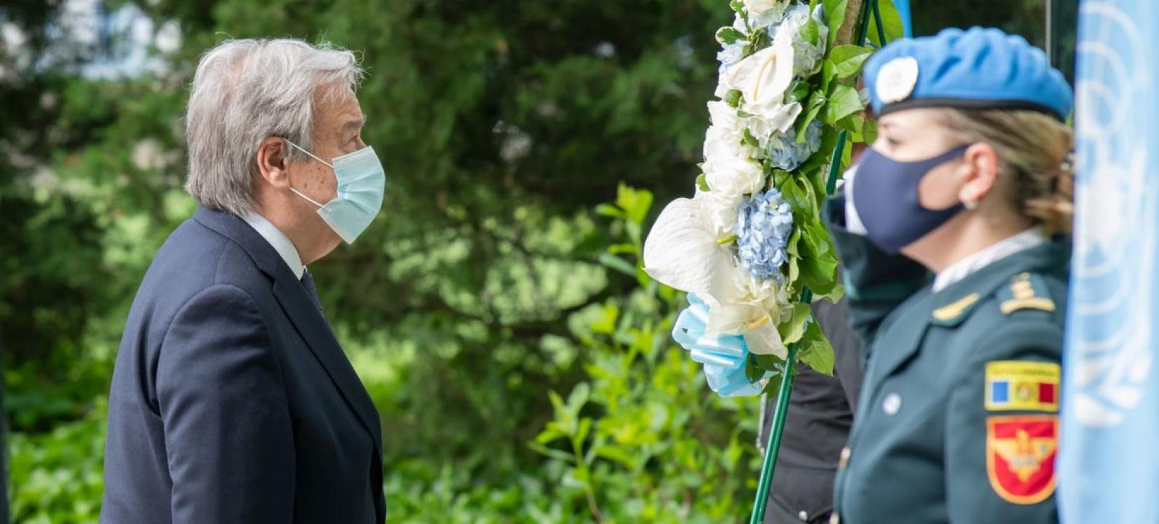 O secretário-geral da ONU, António Guterres deposita uma coroa de flores no Memorial dos Trabalhadores das Forças de Paz. 