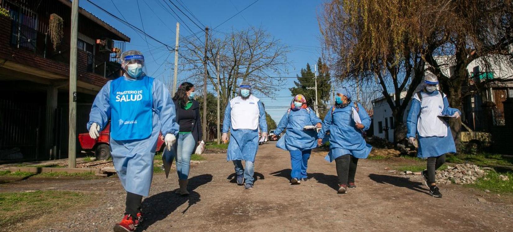 Profissionais de saúde em Burzaco, Buenos Aires. Na Argentina, a taxa de infecções subiu 92% em comparação com a semana anterior.