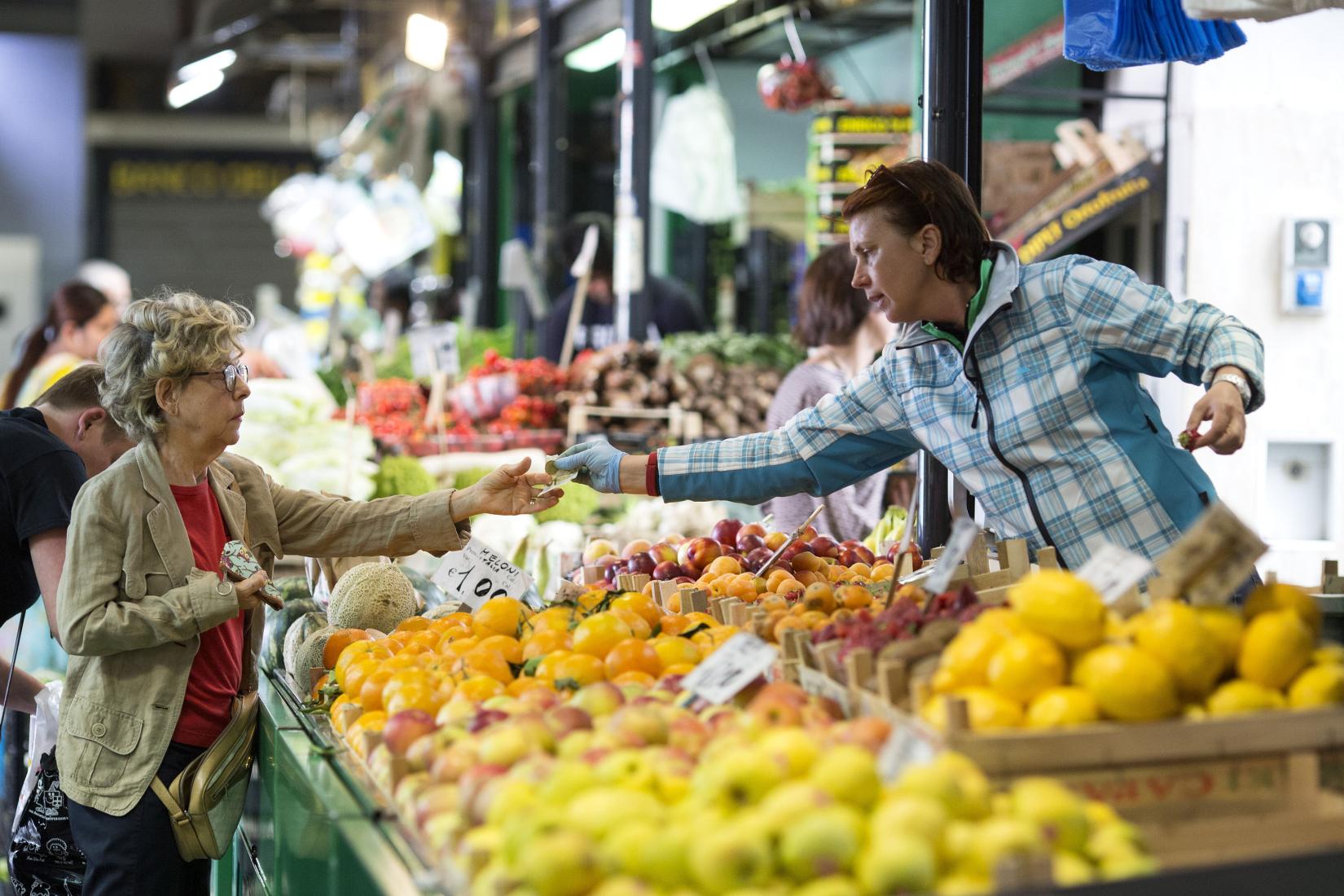 O Estado de Mercados de Commodities Agrícolas da FAO examina formas de melhorar a contribuição do comércio para a segurança alimentar, a resiliência e os objetivos ambientais.