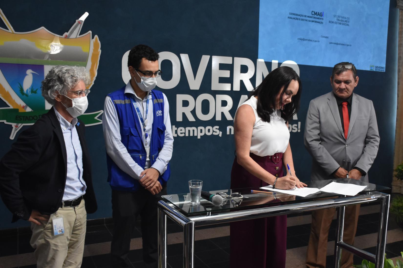 Secretária Tânia Soares assina documento de criação do comitê responsável por idealizar políticas públicas para pessoas refugiadas, migrantes e apátridas