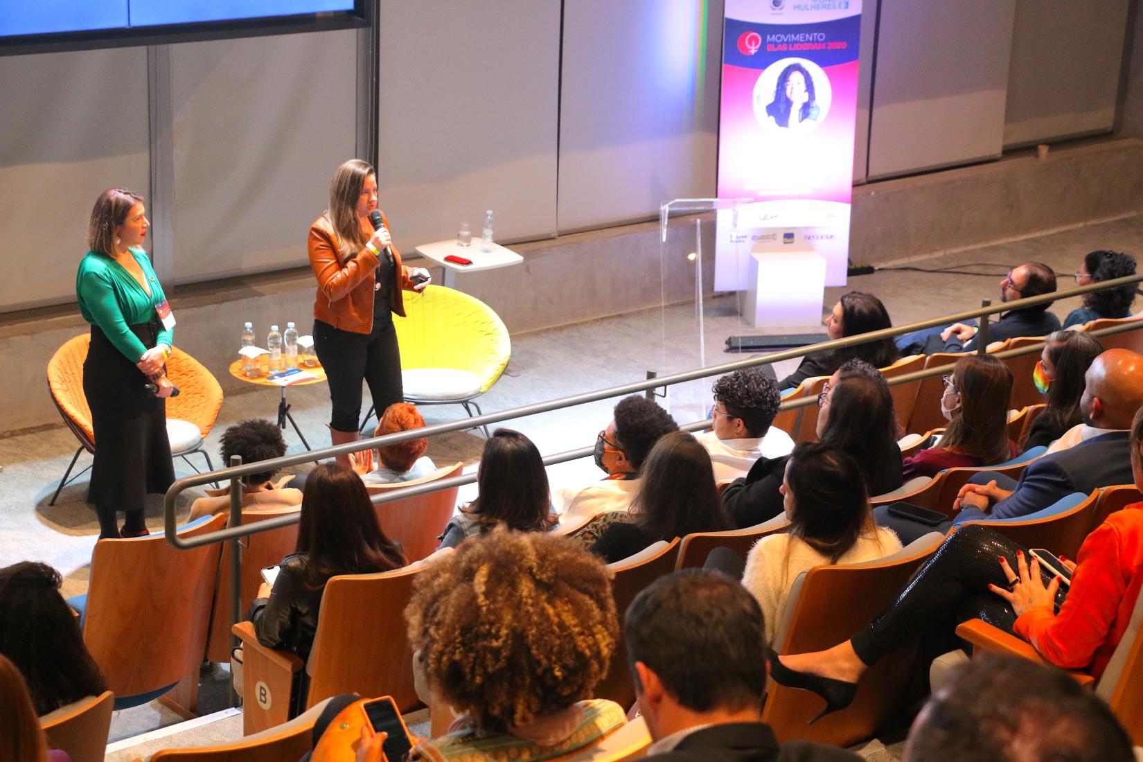 A especialista em Empoderamento Econômico da ONU Mulheres Brasil, Flávia Muniz e a gerente sênior de Direitos Humanos do Pacto Global da ONU Brasil, Tayná Leite conduzem o primeiro workshop da iniciativa.