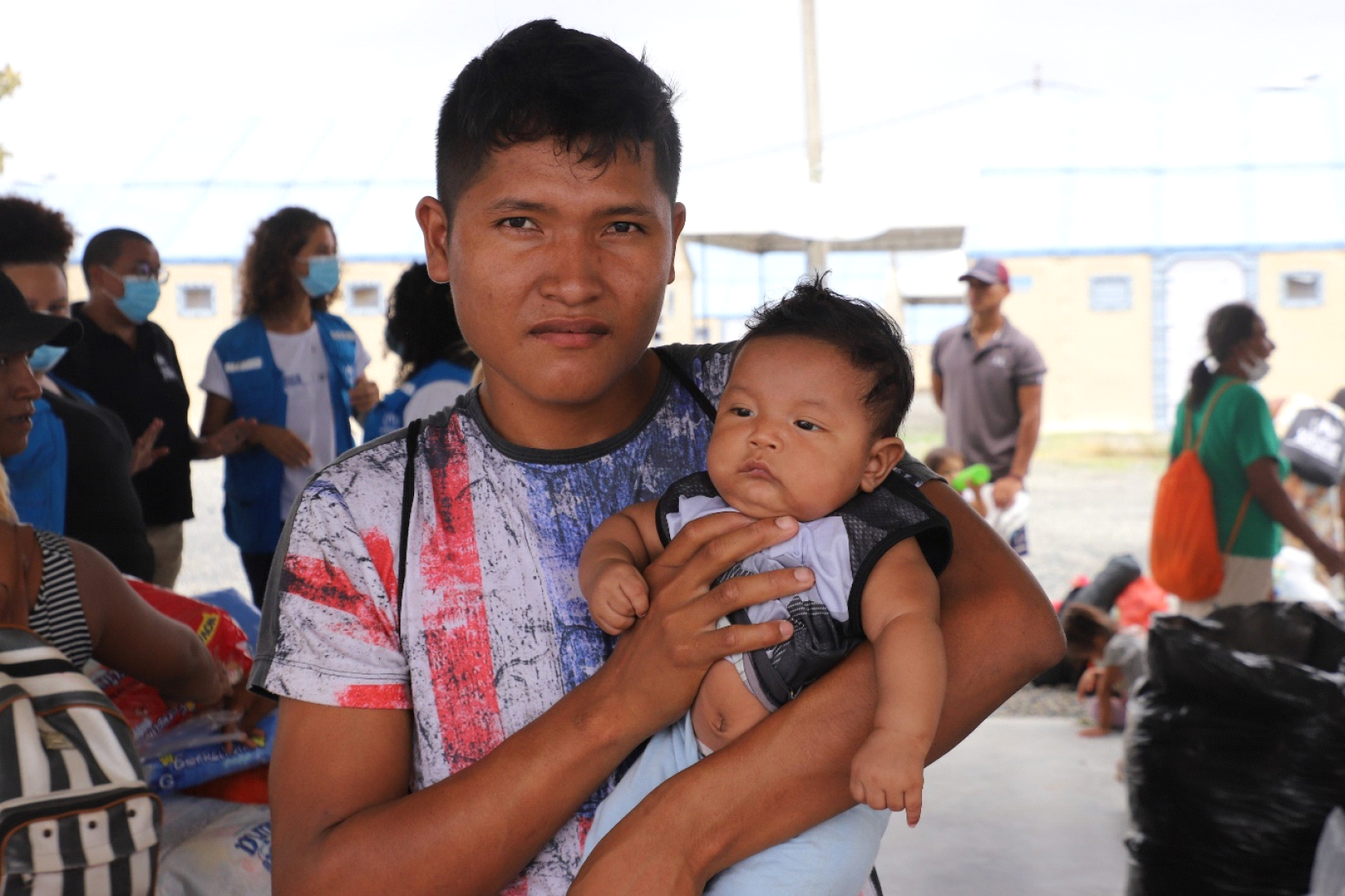 Família recém realocada de maneira voluntária para abrigo Waraotuma a Tuaranoko.