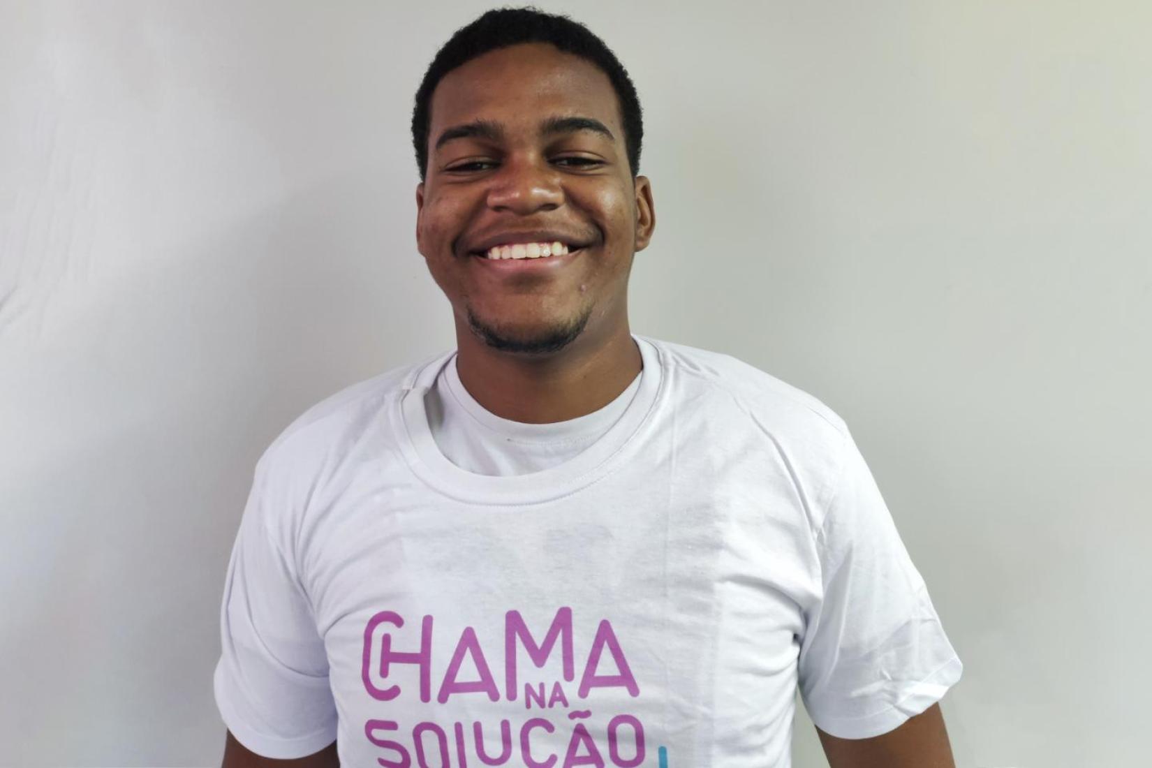 "Nada se resolve com violência". Com essa certeza, o jovem Adriano Cypriano participou do projeto Chama na Solução 2022, na cidade do Rio de Janeiro.