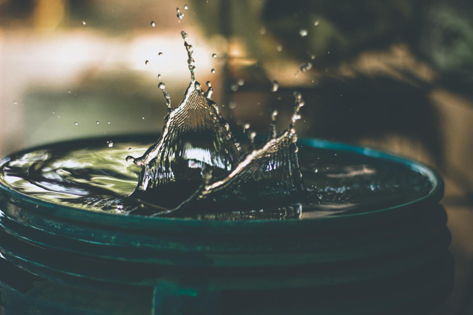 Em 2021, o Banco Mundial realizou um estudo detalhado sobre as vulnerabilidades financeiras de prestadores de serviços de água e saneamento e descobriu que  planejamento financeiro foi um item essencial para o setor resistir melhor aos choques financeiros.