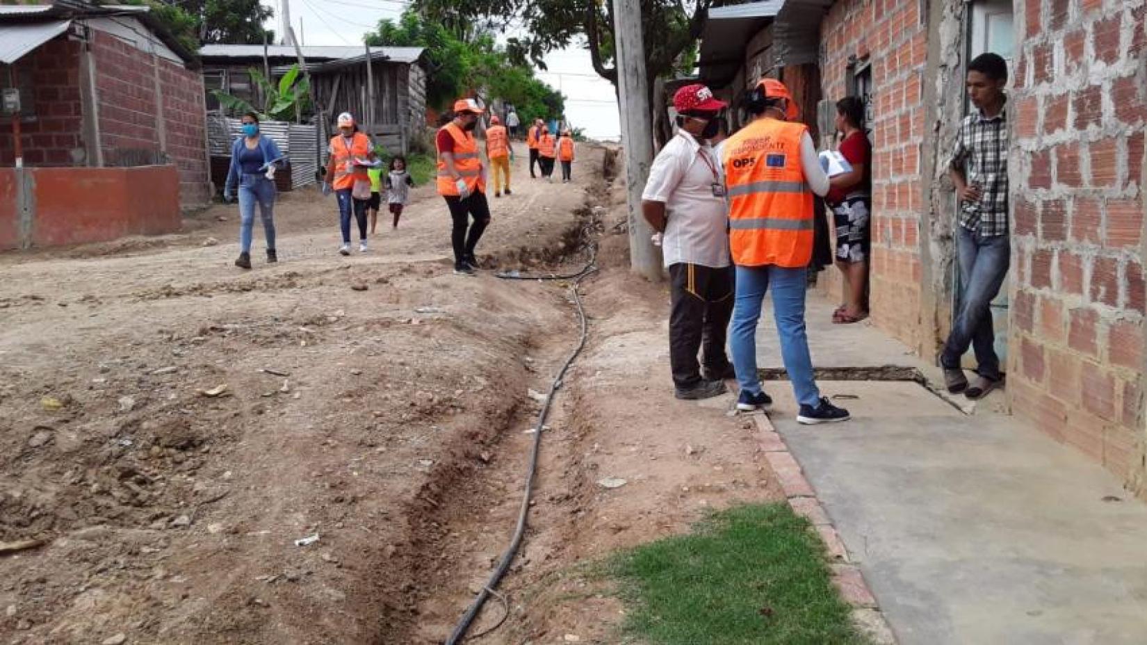 Socorristas tomam medidas para impedir a propagação do COVID-19 em Tibú, Colômbia. 