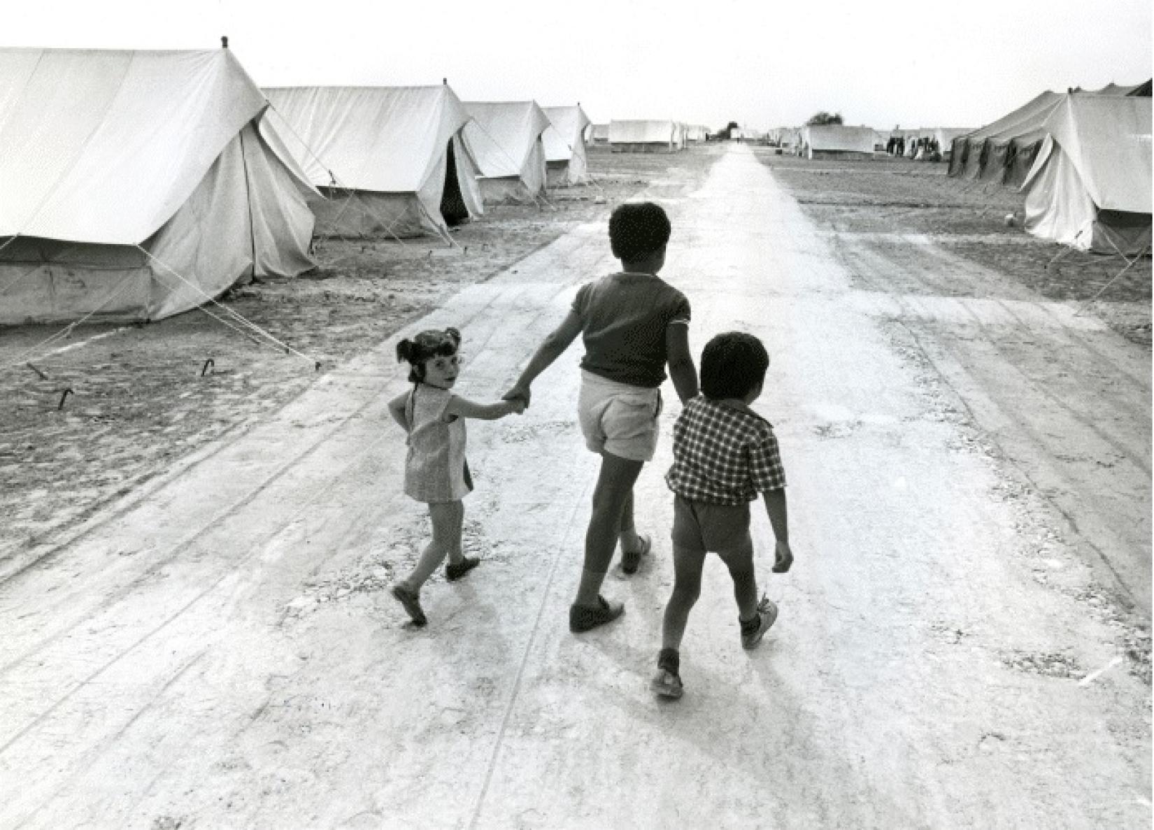 Esta foto mostra crianças cipriotas gregas em um campo de pessoas refugiadas em Strovolos, município de Nicósia, que na época tinha uma população de cerca de 1.600 habitantes.