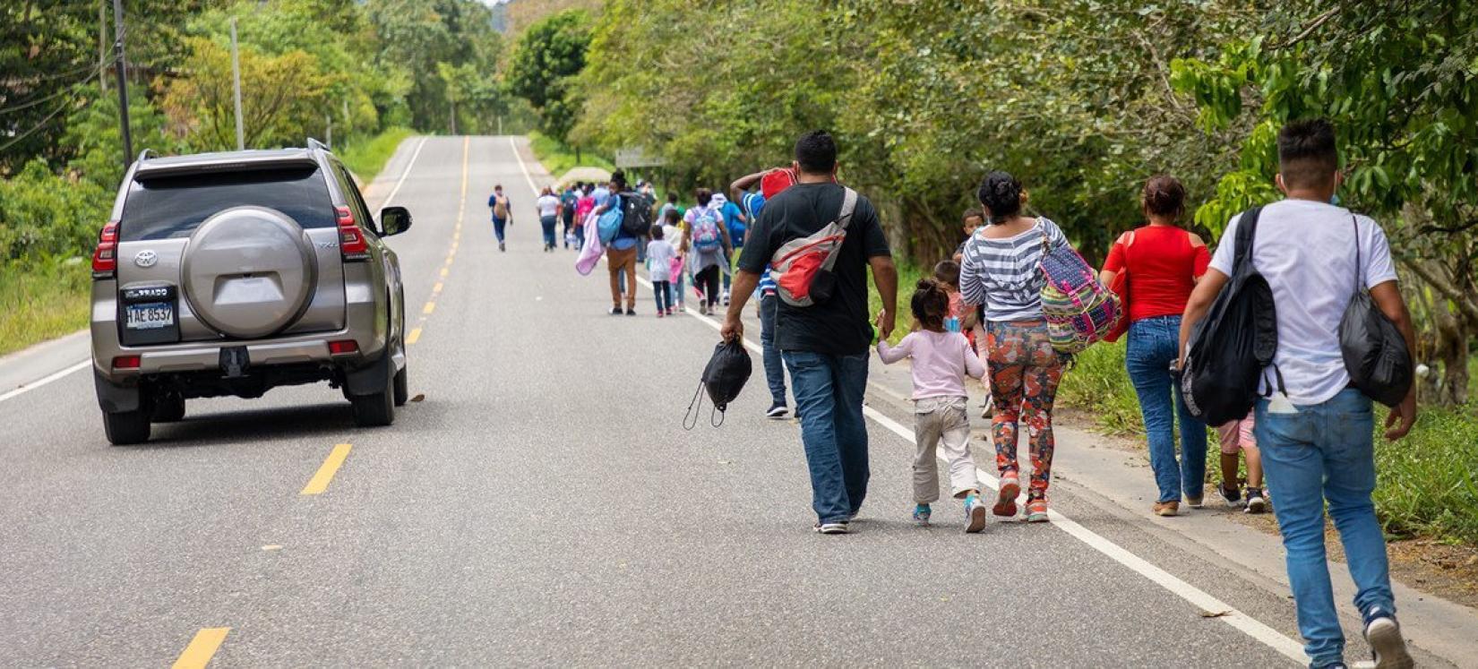 Famílias migrantes em Honduras caminham até a fronteira com a Guatemala.