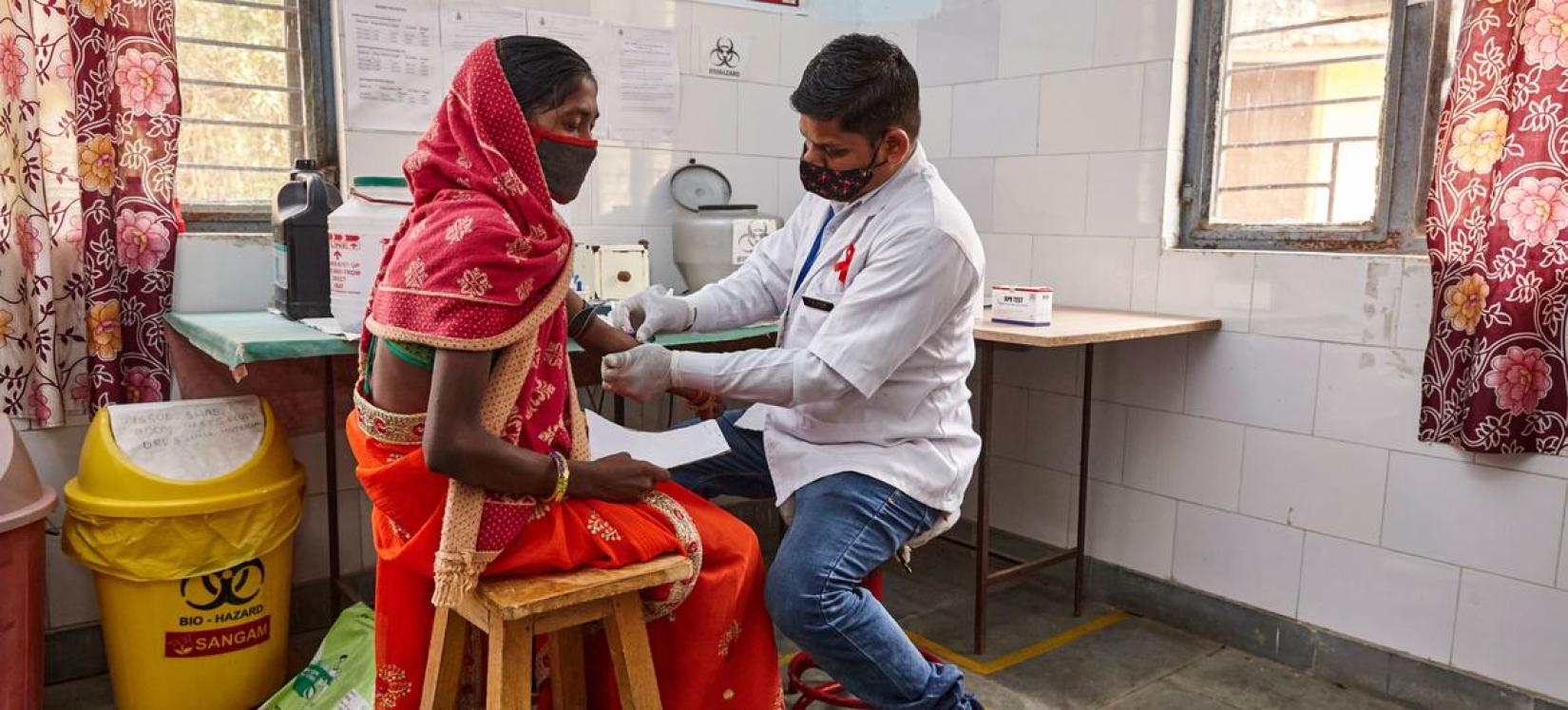 Mulher é testada para HIV na Índia.
