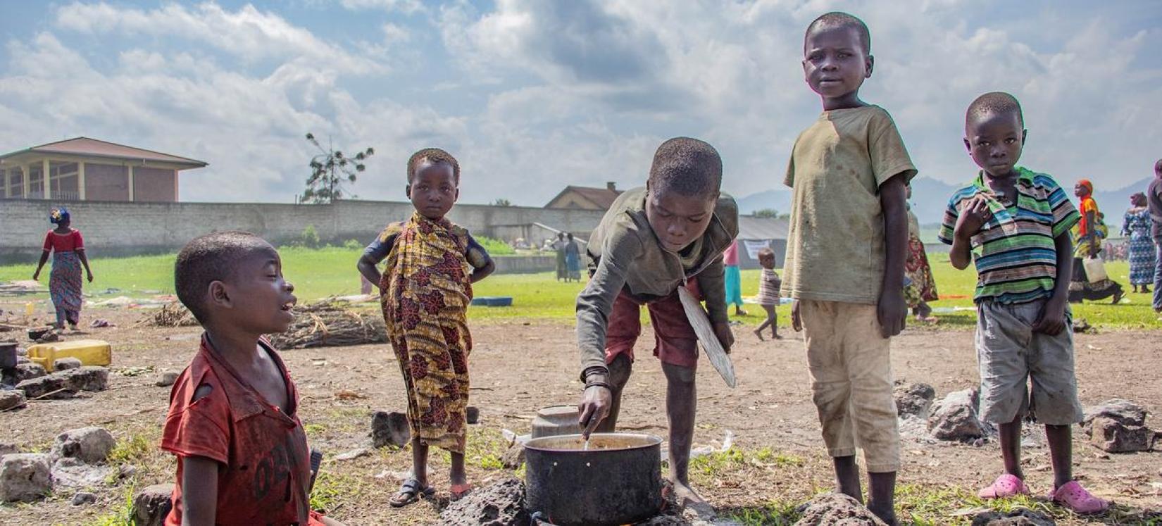 Famílias deslocadas em Kiwanja, território de Rutshuru, no leste da República Democrática do Congo. 