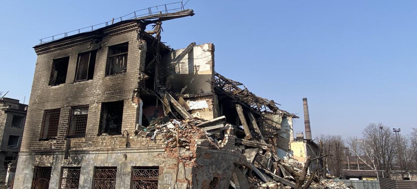 Edifício residencial destruído em Dnipro, Ucrânia.