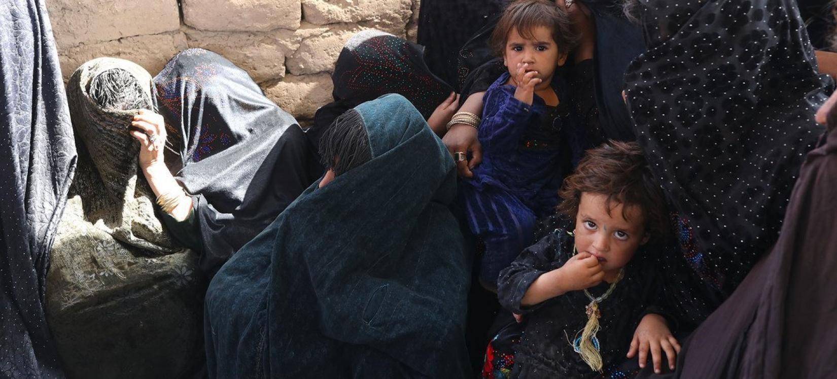Mães e crianças em uma clínica móvel de nutrição apoiada pelo Programa Mundial de Alimentos em Herat, no Afeganistão.