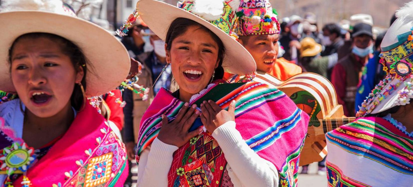 Jovens indígenas dançando na zona rural da Bolívia.