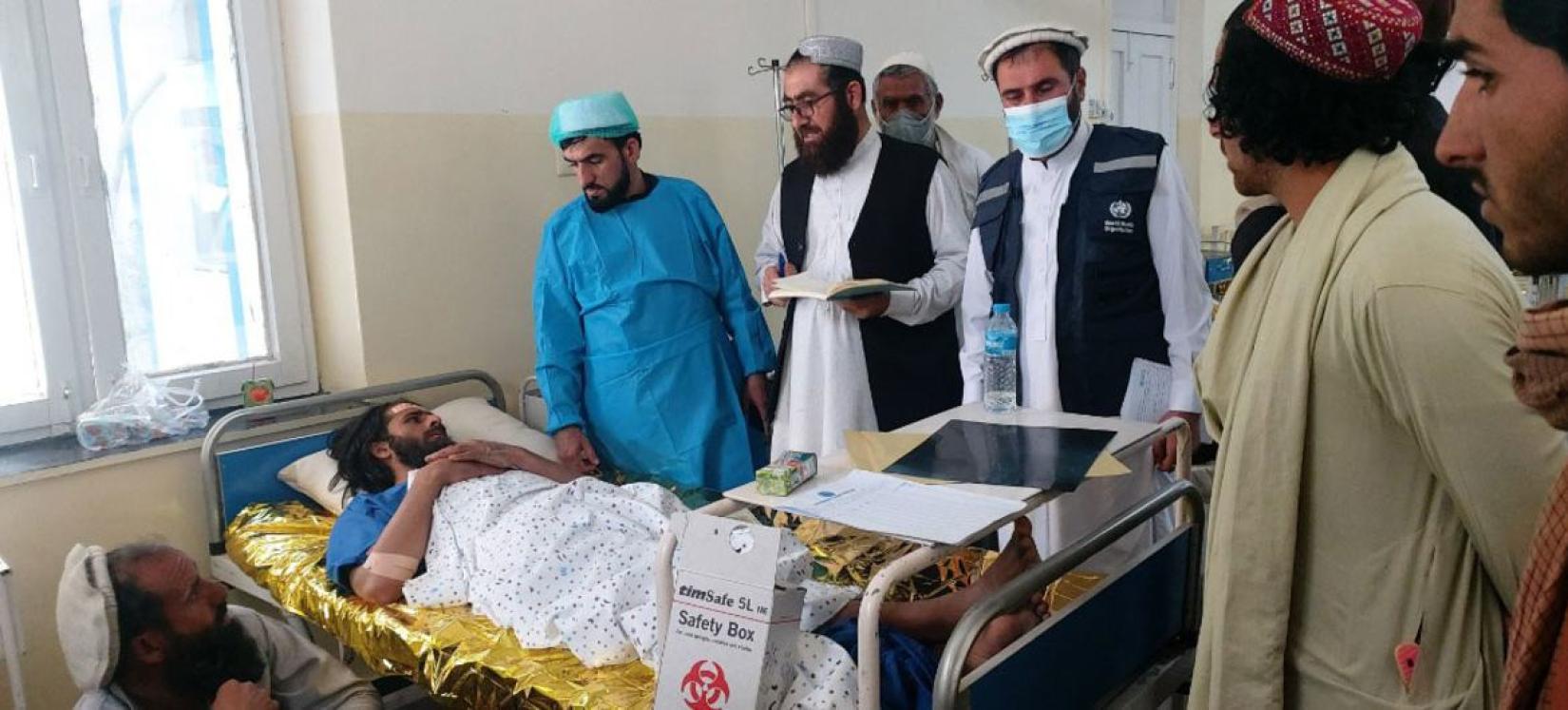 As equipes da OMS estão apoiando os profissionais de saúde locais para salvar vidas e cuidar das pessoas afetadas pelo terremoto no Afeganistão.