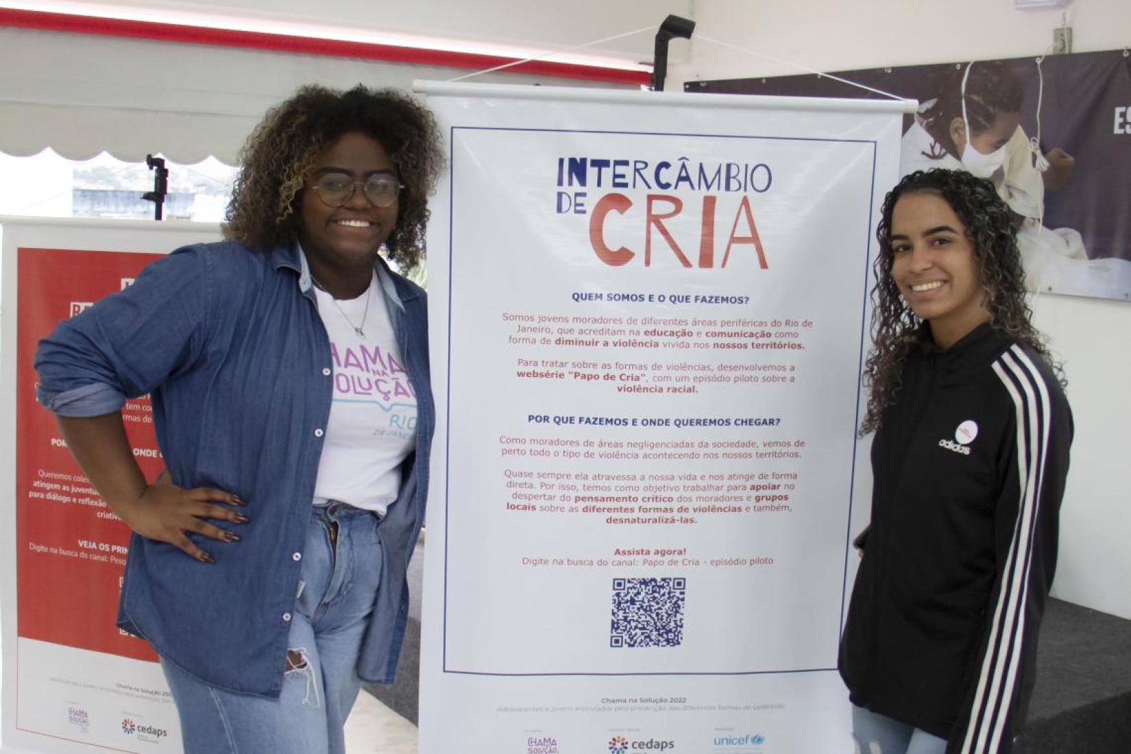 "É super necessário falar sobre as violências". É no que acredita a jovem Lays dos Santos (à esquerda), uma das 50 participantes do projeto Chama na Solução Rio 2022.