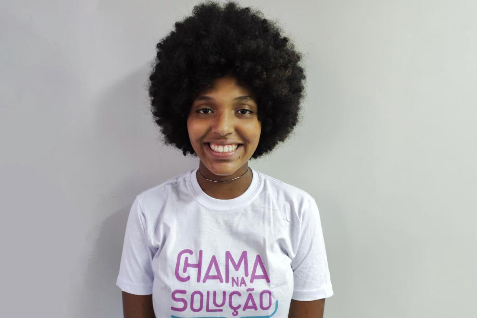 Divulgar informação sobre as violências e os serviços de ajuda e denúncia é motivo de orgulho para a jovem Nathalia da Silva Araújo, do Chama na Solução Rio.