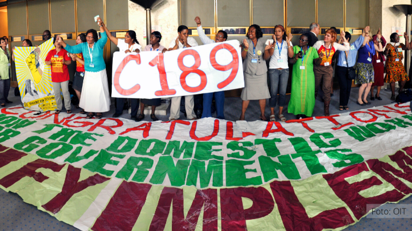 Grupo de trabalhadoras(es) domésticas(os) comemora a aprovação da Convenção Nº 189, em 16 de junho de 2011, em Genebra.
