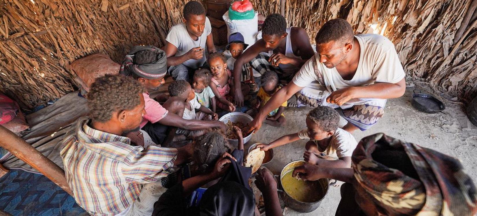 Uma família compartilha uma refeição no Iêmen com alimentos fornecidos pelo Programa Mundial de Alimentos (WFP).