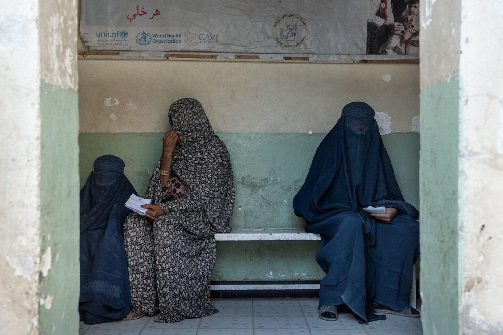 No Afeganistão, a escolaridade secundária de 1,2 milhão de meninas foi descontinuada e os negócios que eram tocados por mulheres, fechados.