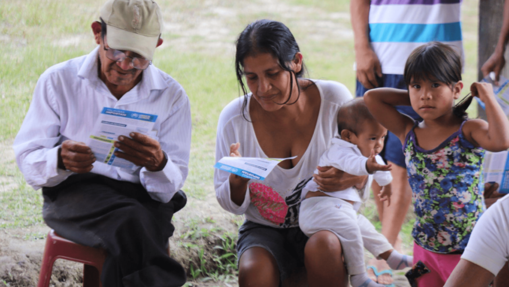Família Pemón-Taurepang recebe orientações sobre como solicitar a condição de refugiado no Brasil.