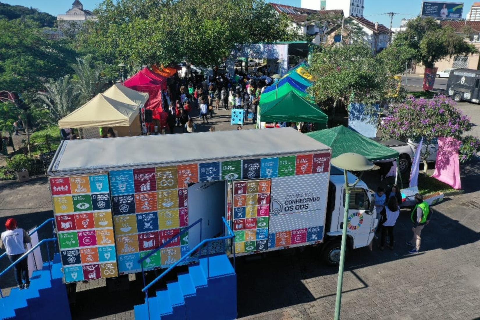 Iniciativa também ocorreu em 2019, levando ao público informações sobre os ODS, tanto dentro do caminhão quanto em tendas montadas em praças públicas. 