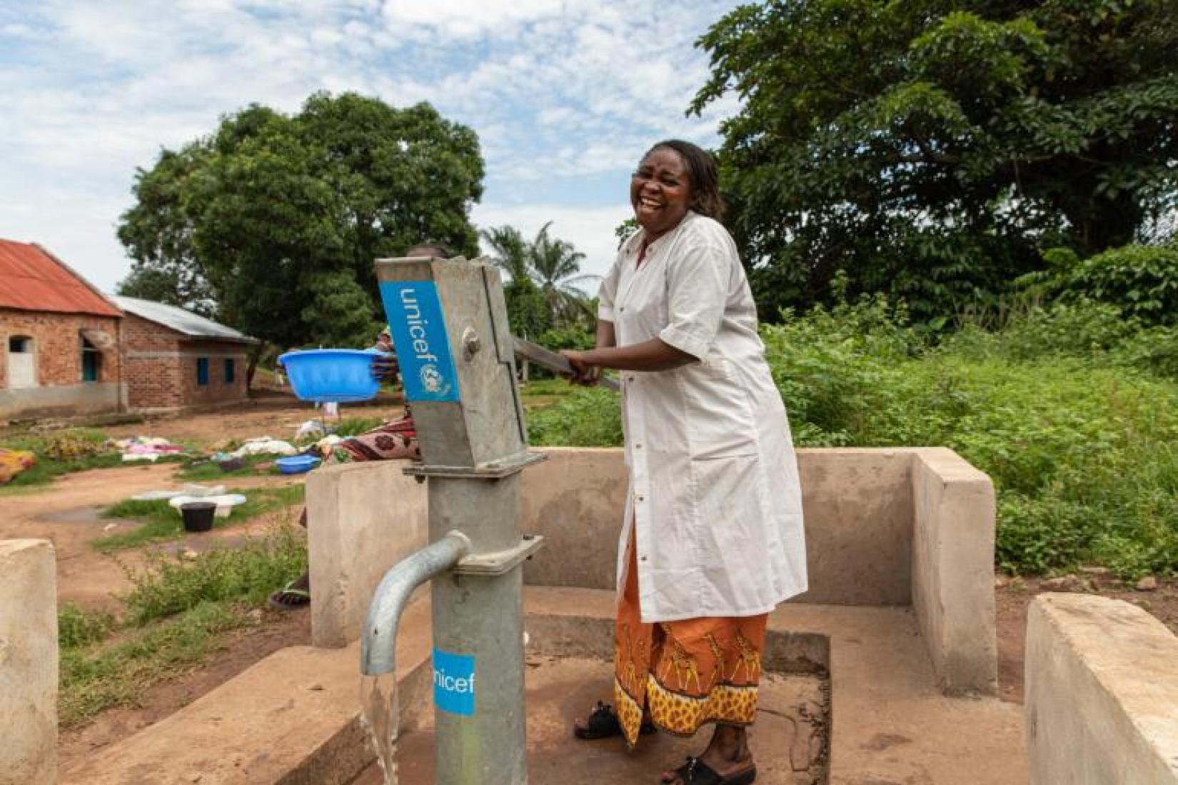 Solange Ngini é enfermeira na República Democrática do Congo. O UNICEF instalou dois poços no hospital em que ela trabalha para facilitar o acesso a água potável.